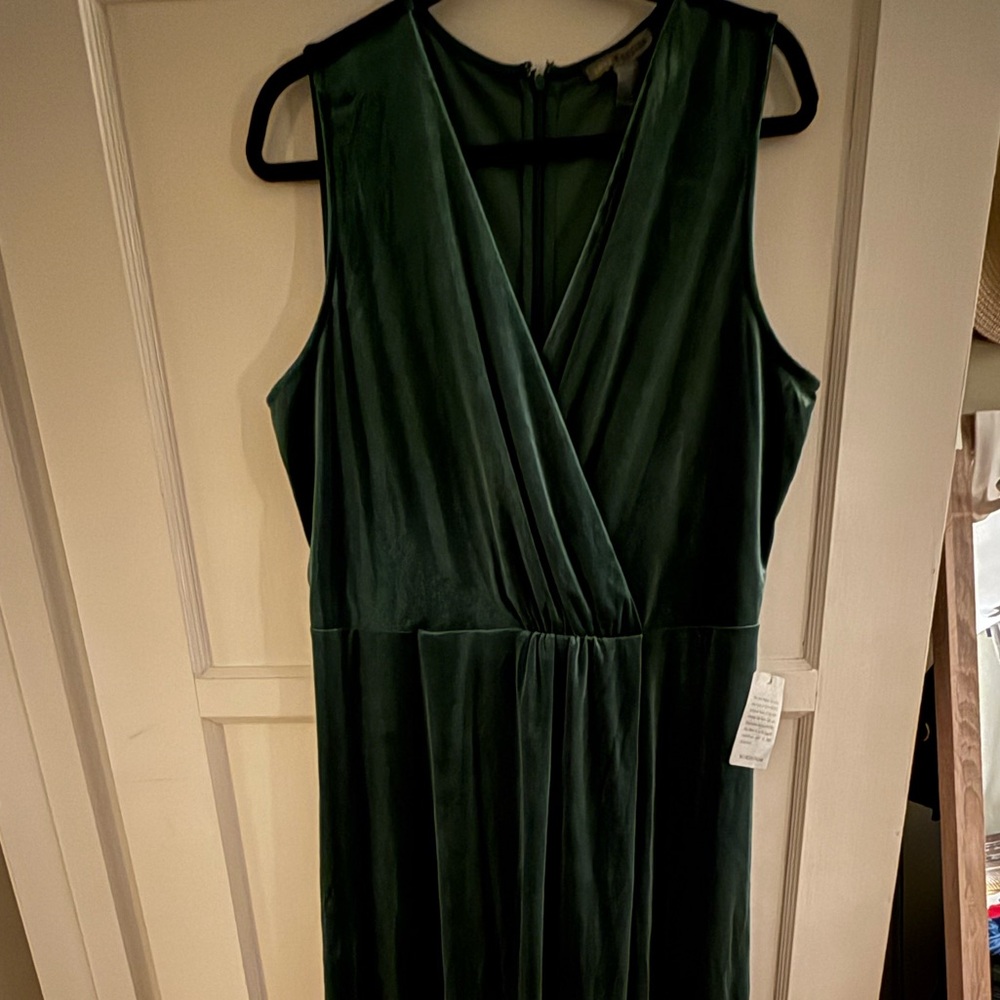 NWT Elegant Green Velvet Sleeveless Dress